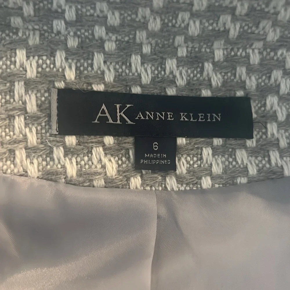 Anne Klein Light Grey/White Tweed Jacket With Pockets Size 6